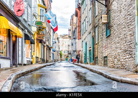 La ville de Québec, Canada - 31 mai 2017 : European street dans la vieille ville appelée rue Garneau avec drapeaux et route mouillée Banque D'Images