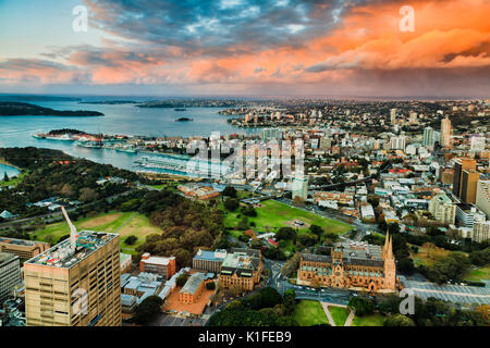 La mi-vue sur la ville au-dessus du centre-ville de Sydney vue bâtiments autour de Port de Sydney vers l'Est et l'océan Pacifique au coucher du soleil. Banque D'Images