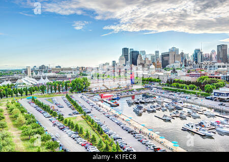 Montréal, Canada - le 27 mai 2017 : Vue aérienne du quartier du vieux port avec de nombreux bateaux et le centre-ville en ville dans la région du Québec pendant le coucher du soleil Banque D'Images