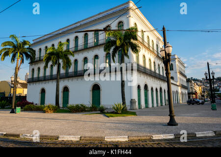 Façade de l'hôtel Maia Mansions au crépuscule, des bâtiments historiques, la production de café du Brésil période d'or, qui abrite maintenant le Musée de Pelé, Santos, au Brésil. Banque D'Images