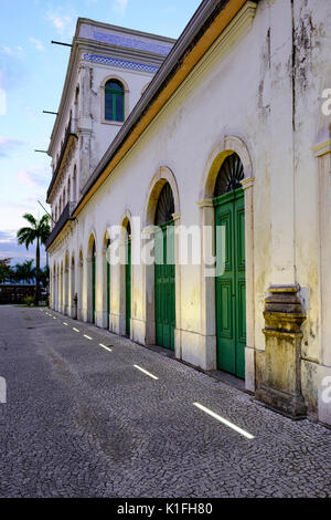 Façade de l'hôtel Maia Mansions au crépuscule, des bâtiments historiques, la production de café du Brésil période d'or, qui abrite maintenant le Musée de Pelé, Santos, au Brésil. Banque D'Images