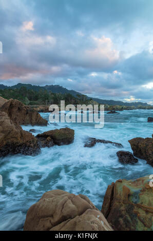 Coucher du soleil au-dessus de Point Lobos, et l'approche de l'hiver de pluie verglaçante, Point Lobos State Parc Naturel, en Californie. Banque D'Images