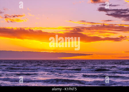 Magnifique coucher de soleil sur des mers de l'océan - rien mais le ciel et l'eau Banque D'Images