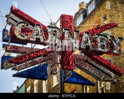 Carnaby Street London - Giant sequinned Union Jack plane sur la célèbre Carnaby Street Fashion Street Banque D'Images