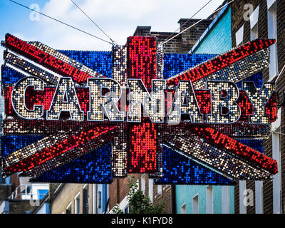 Carnaby Street London - Giant sequinned Union Jack plane sur la célèbre Carnaby Street Fashion Street Banque D'Images