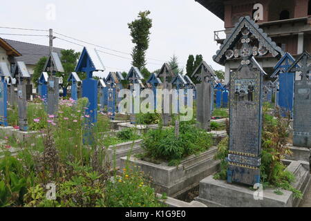 Cimetière Joyeux avec collectible handcarved pierres tombales avec des histoires amusantes sur les infiltrés, pierres tombales colorés avec des peintures naïves du défunt. Banque D'Images