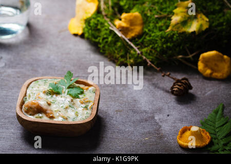 Jaune avec gruau sauce crème de champignons. Banque D'Images