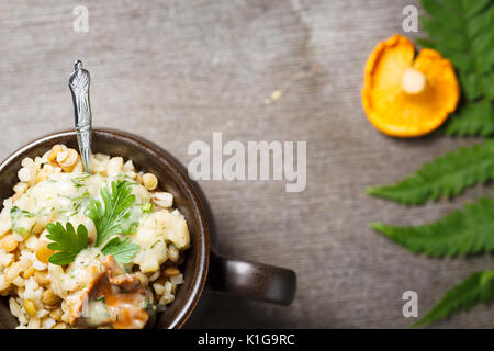 Jaune avec gruau sauce crème de champignons. Banque D'Images