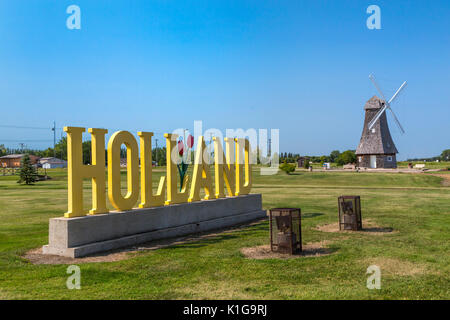 Un moulin à vent hollandais à l'entrée du village de Hollande, MB, Canada. Banque D'Images