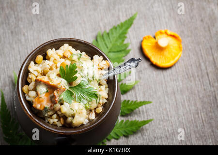 Jaune avec gruau sauce crème de champignons. Banque D'Images