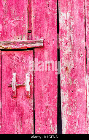 Résumé motif peint rouge gros plan de old vintage avec poignée de porte de protection dans la campagne Banque D'Images