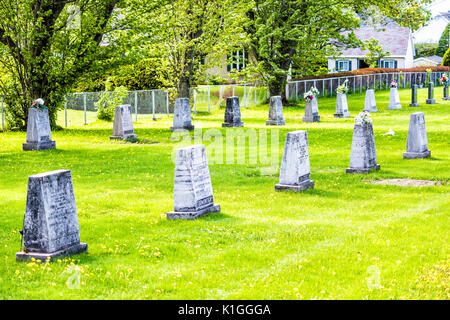 L'ÎLE D'Orléans, Canada - 1 juin 2017 : Cimetière et pierres tombales en été Banque D'Images