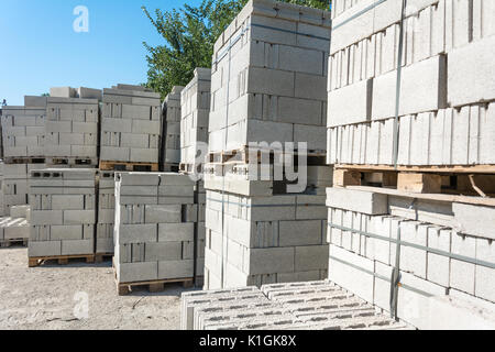 Des blocs de béton sur des palettes Banque D'Images