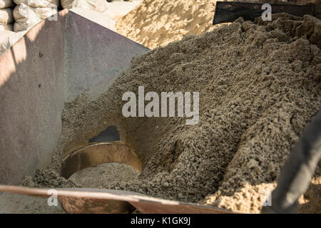 L'équipement pour l'emballage de matériaux de construction. Équipement d'emballage de sable. Banque D'Images