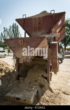 L'équipement pour l'emballage de matériaux de construction. Équipement d'emballage de sable. Banque D'Images