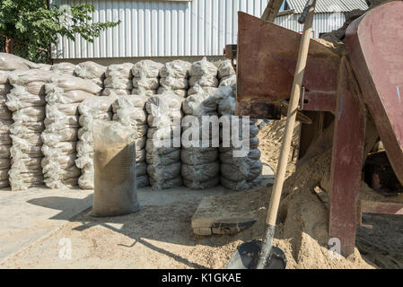 L'équipement pour l'emballage de matériaux de construction. Équipement d'emballage de sable. Banque D'Images