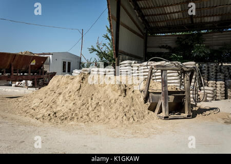 L'équipement pour l'emballage de matériaux de construction. Équipement d'emballage de sable. Banque D'Images