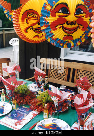 PARTY des écrevisses la table est décorée pour une partie et les lampes sont accrochés 2005 Banque D'Images