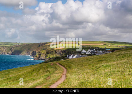 Port Gaverne un hameau à l'est de Port Isaac et la campagne environnante, England, UK Banque D'Images