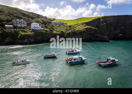 Port avec de petits bateaux à Port Isaac, un petit et pittoresque village de pêcheurs sur la côte nord de Cornwall, England, UK Banque D'Images