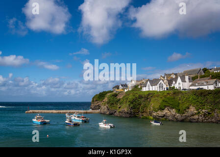 Port avec de petits bateaux à Port Isaac, un petit et pittoresque village de pêcheurs sur la côte nord de Cornwall, England, UK Banque D'Images