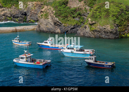 Port avec de petits bateaux à Port Isaac, un petit et pittoresque village de pêcheurs sur la côte nord de Cornwall, England, UK Banque D'Images