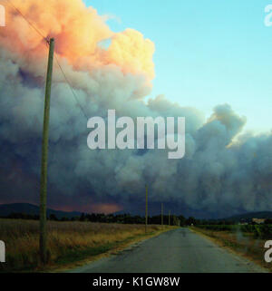 FRANCE VAR - INCENDIE DANS LE MASSIF DE L' Estérel REGION DE FREJUS - une épaisse fumée PROVENANT D'UN INCENDIE DE FORÊT PRÈS DE FREJUS © Frédéric Beaumont Banque D'Images