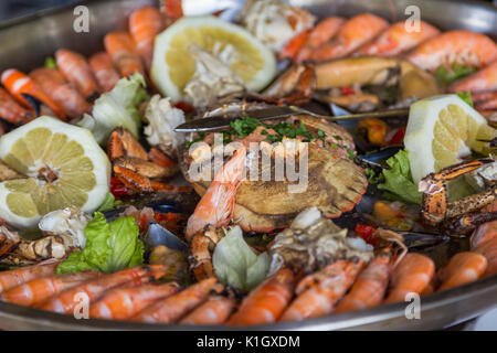 Une assiette de fruits de mer et le crabe dans grand plat de métal sur la table Banque D'Images