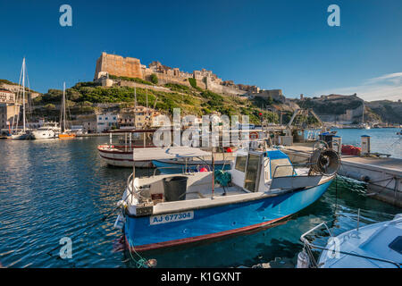 Citadelle, des bateaux à la marina de port, au coucher du soleil à Bonifacio, Corse-du-Sud, Corse, France Banque D'Images