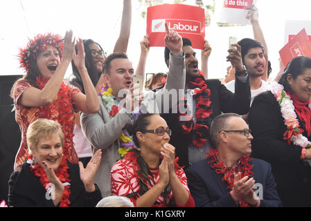 Auckland, Nouvelle-Zélande. Août 26, 2017. Les membres de la main-d'applaudissements MP au cours de l'annonce du parti lors de leur lancement du Pacifique à Mangere à South Auckland le Août 26, 2017. La Nouvelle Zélande élection générale est prévue le 23 septembre 2017 . L'actuel gouvernement est parti national. Credit : Shirley Kwok/Pacific Press/Alamy Live News Banque D'Images