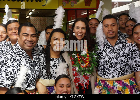 Auckland, Nouvelle-Zélande. Août 26, 2017. La chef du Parti du travail pose photo avec Jacinda Ardern partisans avant l'annonce du parti lors de leur lancement du Pacifique à Mangere à South Auckland le Août 26, 2017. La Nouvelle Zélande élection générale est prévue le 23 septembre 2017 . L'actuel gouvernement est parti national. Credit : Shirley Kwok/Pacific Press/Alamy Live News Banque D'Images