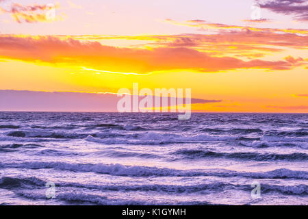 Magnifique coucher de soleil sur des mers de l'océan - rien mais le ciel et l'eau Banque D'Images