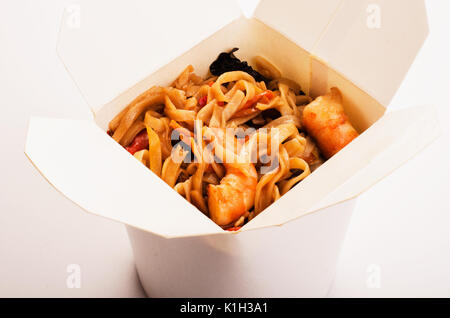 Enlever les nouilles aux oeufs en boîte avec crevettes shiitake sur fond blanc Banque D'Images