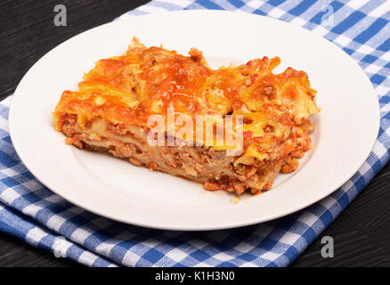 Close-up d'une lasagne traditionnelle faite avec du bœuf haché sauce bolognaise sur une plaque blanche Banque D'Images