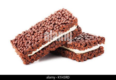 Barre de chocolat avec du riz d'air isolé sur fond blanc Banque D'Images