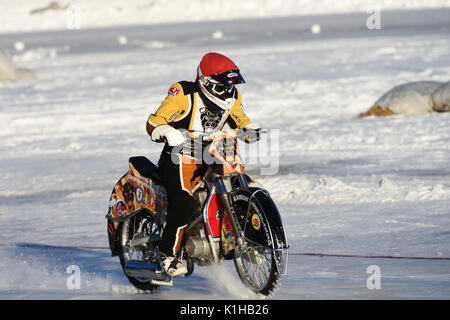 Novosibirsk, Russie - le 20 décembre 2014 : 1900 non identifié au cours de la demi-finale en individuel russe Speedway Championship. Le nouveau sport Banque D'Images