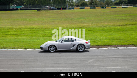 Une voiture de sport Porsche Cayman Circuit automobile à Croft, North Yorkshire, Angleterre, Royaume-Uni Banque D'Images