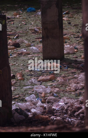 Déchets en plastique dans la pollution de l'océan. Photo montrant le problème de la pollution de déchets jetés directement dans la mer, de la collecte des ordures ou de recyclage. Banque D'Images