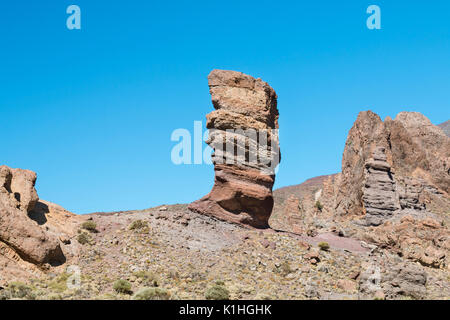 La célèbre Roque Cinchado en Tenerife, Espagne avec d'autres formations rocheuses en arrière-plan. Banque D'Images