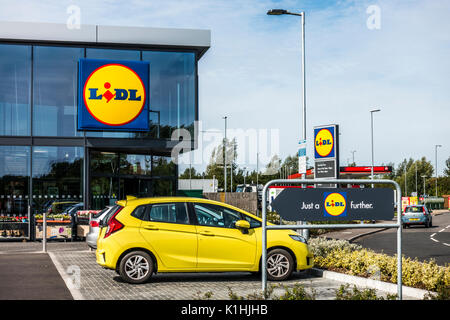 Parking et entrée de la fenêtre en verre moderne et élégant le nouveau Lidl supermarché dans la ville de Bourne, Lincolnshire, Angleterre, Royaume-Uni. Banque D'Images