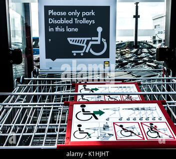 Chariots pour l'utilisation par les personnes handicapées à Lidl supermarché, Bourne, Lincolnshire, Angleterre, Royaume-Uni. Banque D'Images