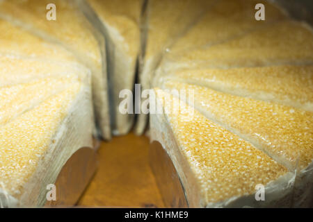 Tranche de gâteau à la crème de sucre sucré pour vendre (soft focus) Banque D'Images