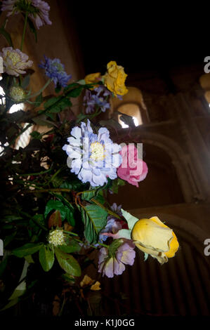 Un arrangement de fleurs sèches, faux à l'église du prieuré de St Mary et de la Sainte Croix dans le village de Binham, à Norfolk, UK Banque D'Images