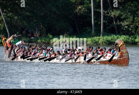 L'image de la Femme Serpent d'aviron en bateau bateau Nehru, le jour de la course, Allaepy Punnamda Lake, le Kerala Inde Banque D'Images