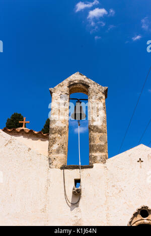 Beige ancien monastère orthodoxe byzantin chrétien église 'église Panagia Kera' avec Bell Tower et la corde et ciel bleu à Kritsa, Crète, Grèce Banque D'Images