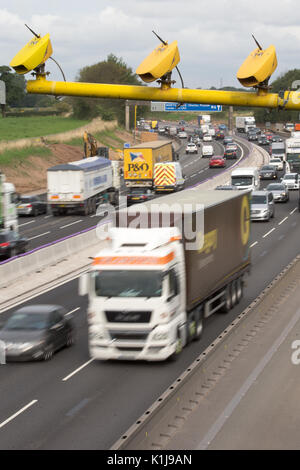 Vitesse moyenne des caméras sur l'autoroute M6 dans Cheshire, Royaume-Uni. Banque D'Images