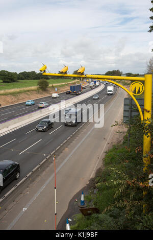 Vitesse moyenne des caméras sur l'autoroute M6 dans Cheshire, Royaume-Uni. Banque D'Images