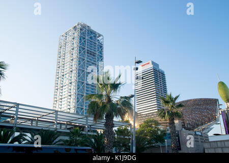 Barcelone, Espagne - 12 juillet 2017 : Promenade et Frank Gehry's modern El peix d'Or de la sculpture se situe dans le quartier Vila Olímpica, Village Olympique f Banque D'Images