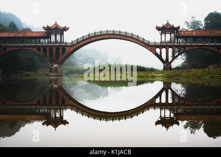 Ancien pont Haoshang près de le géant Budda dans Changsha, Sichuan Province, China Banque D'Images