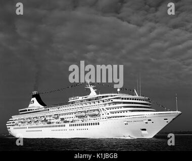 Mme Royal Princess de Princess Cruises navigue vers le bas l'eau Southampton, Southampton, Hampshire, Angleterre pour son voyage inaugural le lundi 19 novembre 1984 Banque D'Images